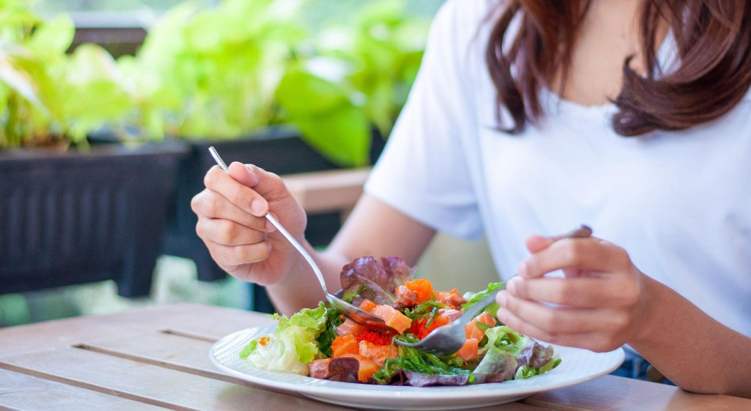 ¿Cómo la alimentación saludable influye en el cerebro y la memoria? 5 hábitos que debes implementar